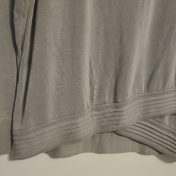 Athleta | Women's Gray Serenity Criss Cross Hem V-Neck Sweatshirt (Size XL) - Picture 8 of 13